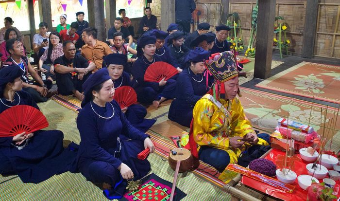 Thầy Then thực hiện báo cáo tổ tiên, tổ sư và các vị thần linh.