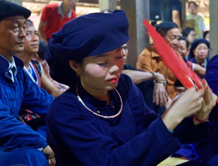 Nàng hương giúp lễ cho thầy Then.
