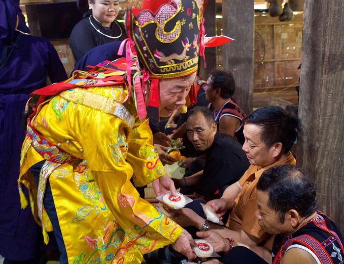 Không khí buổi lễ Then trở nên rộn rã và vui tươi hơn bao giờ hết, sau khi hoàn thành nghi thức cầu an, giải hạn cho gia chủ thầy Then sẽ ban phát tài lộc trên mâm lễ tổ sư cho gia chủ và dân làng đến dự lễ với ý nghĩa ban phát tài lộc, may mắn, sức khỏe và bình an. 