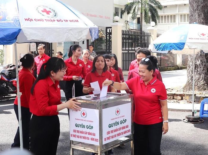 Một hoạt động ủng hộ đồng bào bị thiên tai của Hội CTĐ TP Hồ Chí Minh. Ảnh: TN.