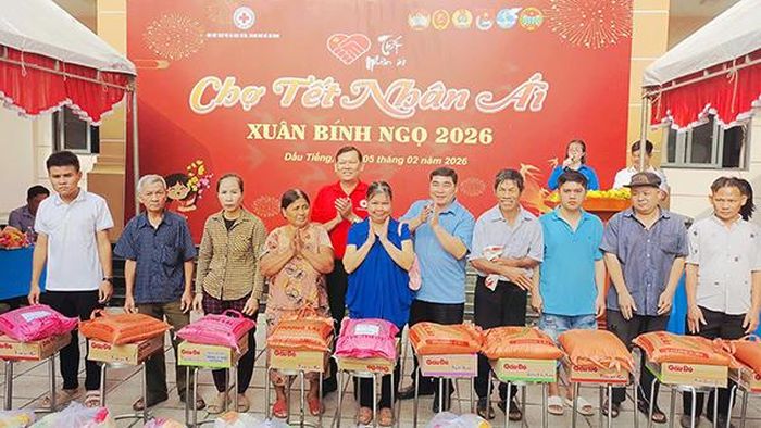 Lãnh đạo Hội CTĐ TP Hồ Chí Minh trao quà hỗ trợ người nghèo tại xã Dầu Tiếng. Ảnh: PD.