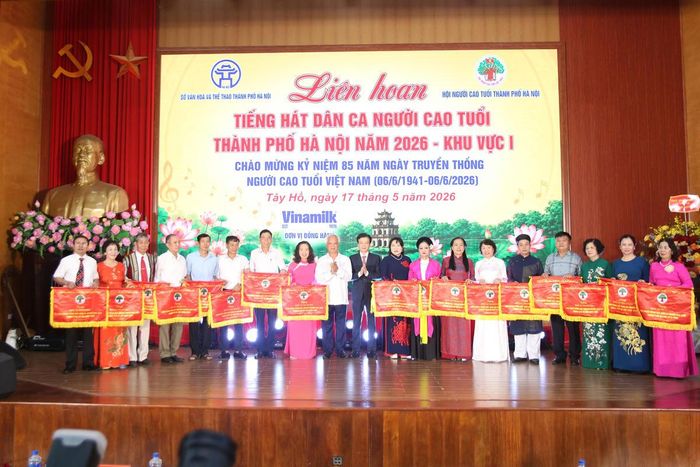 Hội Người cao tuổi thành phố Hà Nội trao tặng cờ lưu niệm cho các đội thi tham dự Liên hoan tiếng hát Dân ca người cao tuổi thành phố Hà Nội năm 2026 – Khu vực I. Ảnh: Tiến Đạt.