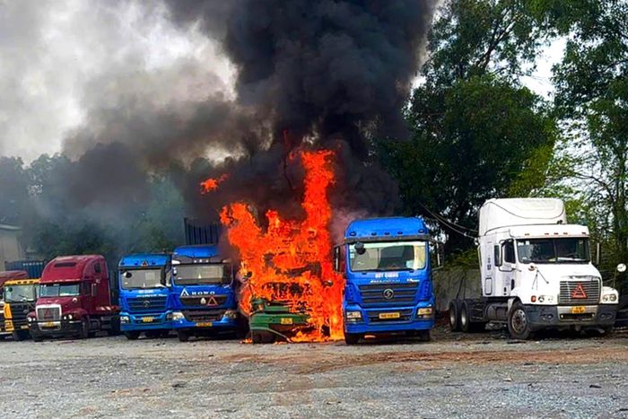  3 xe đầu kéo container bốc cháy dữ dội phần cabin và nhựa phía sau. Ảnh: PHẠM HẢI 