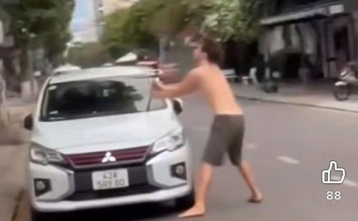  Người này tiếp tục bẻ gạt nước ô tô khác trước khi rời đi. Ảnh: TN 