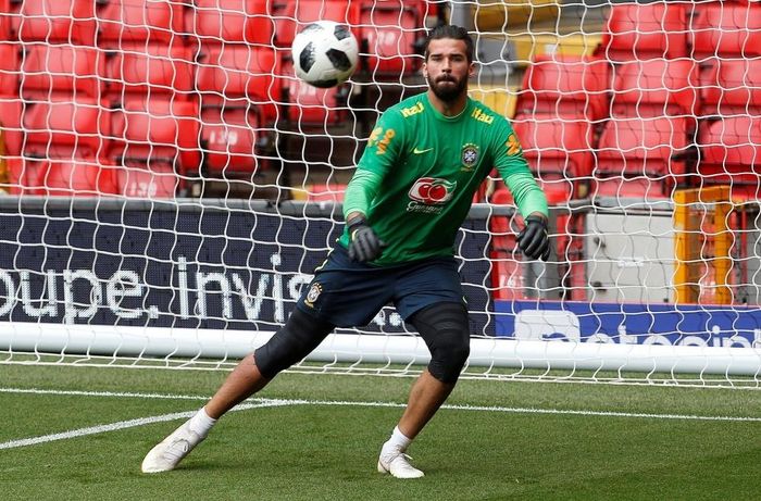 Alisson chạy nước rút để kịp tham dự World Cup. Ảnh: Reuters.