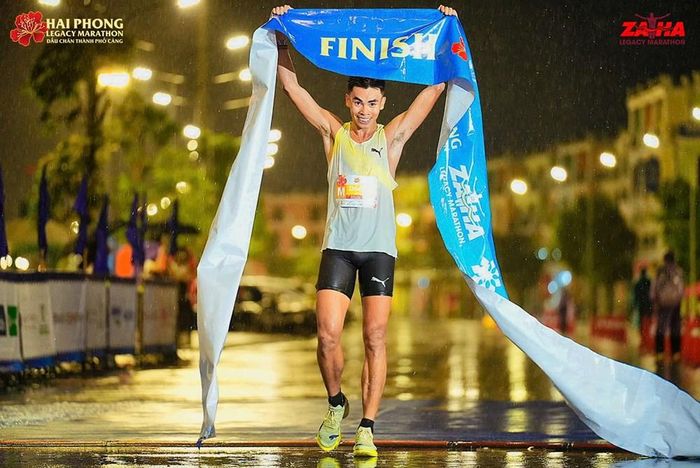 Huỳnh Anh Khôi tiếp tục khẳng định đẳng cấp khi cán đích đầu tiên ở nội dung marathon nam 42km