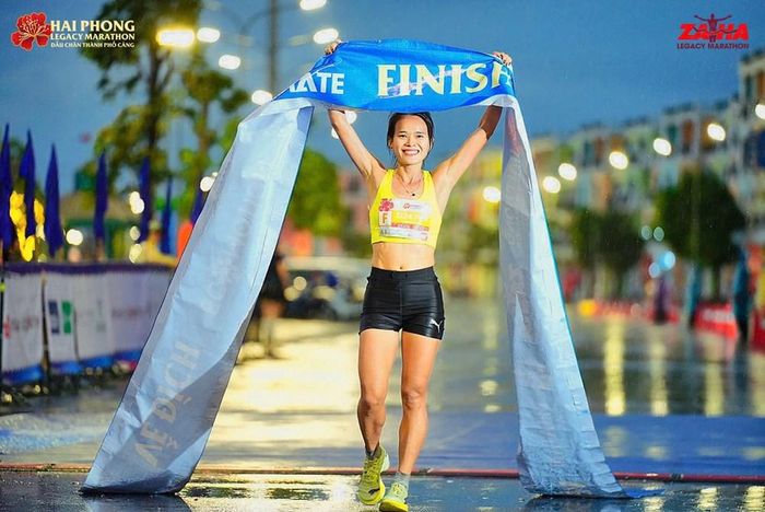 Phạm Thị Hồng Lệ đã giành vị trí số một ở nội dung marathon nữ 42km