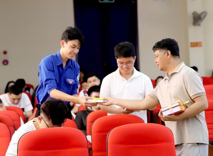 Sinh viên tham gia giao lưu và nhận quà lưu niệm là cuốn sách viết về Bác Hồ