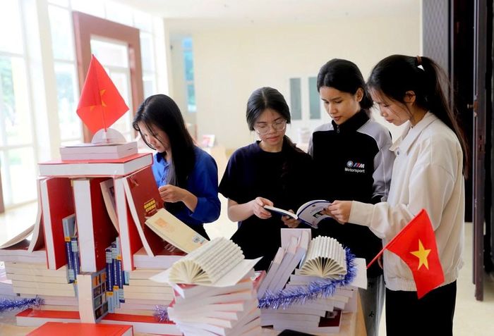 Những cuốn sách viết về Bác Hồ giúp sinh viên hiểu thêm về cuộc đời và hành trình cách mạng của Người