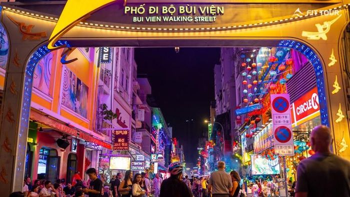 Phố đi bộ Bùi Viện nhộn nhịp khách về đêm.