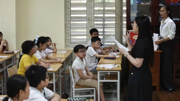 Cán bộ coi thi quán triệt quy chế thi. (Ảnh: ĐẠI THẮNG