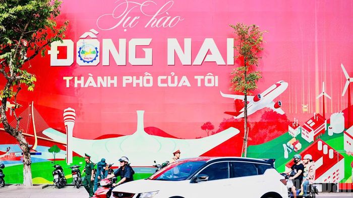 Pano cổ động trên đường Hà Huy Giáp.