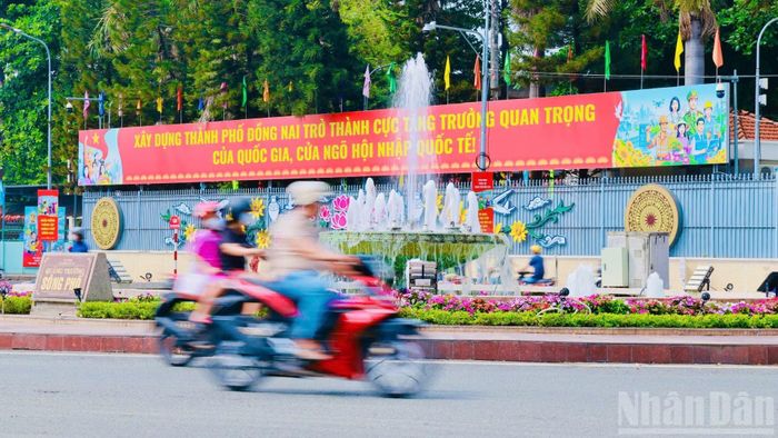 Đồng Nai là thành phố trực thuộc Trung ương thứ 7 của cả nước. Đảng bộ, chính quyền và nhân dân quyết tâm xây dựng thành phố Đồng Nai trở thành cực tăng trưởng quan trọng của quốc gia, cửa ngõ hội nhập quốc tế.