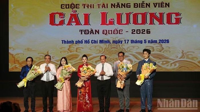 Các đại biểu tặng hoa cho Hội đồng giám khảo cuộc thi.