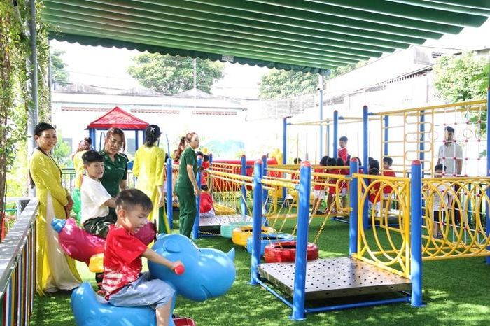 Trẻ em Trung tâm Bảo trợ trẻ em Tam Bình vui chơi tại sân chơi. Ảnh: THIỆN AN