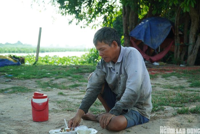 Ông Hoàng Thịnh (50 tuổi, ngụ xã Thạnh Đức) cho biết năm nào nước sông Vàm Cỏ Đông cũng xuất hiện dấu hiệu ô nhiễm. “Hàng năm vào khoảng tháng 4 đến tháng 5, nước sông Vàm Cỏ Đông thường xuất hiện dấu hiệu ô nhiễm. Tuy nhiên, năm nay mức độ nghiêm trọng hơn nhiều so với trước đây, nước đen hơn” - ông Thịnh nói.