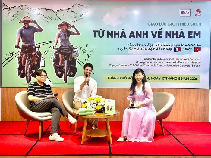 Tác giả Thibault Clemenceau (giữa) chia sẻ về hành trình xuyên Âu - Á đặc biệt của mình cùng vợ