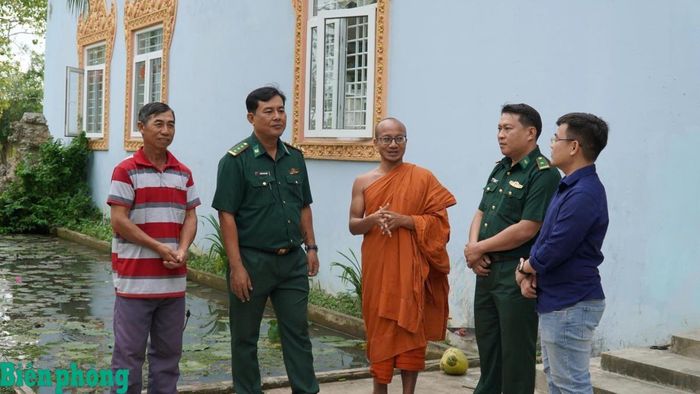 Cán bộ Đồn Biên phòng cửa khẩu Giang Thành, Bộ đội Biên phòng tỉnh An Giang thăm, trao đổi công việc với Đại đức En Thunh, Trụ trì chùa Kos Ta Te (Giồng Kè), xã Giang Thành, tỉnh An Giang. Ảnh: Đăng Bảy