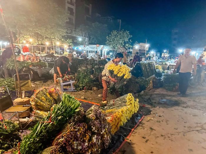 Khung cảnh khu chợ tự phát hoạt động về đêm.