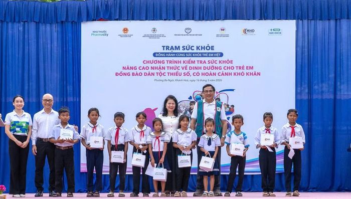 Nhiều phần quà đã được trao tặng tại chương trình.