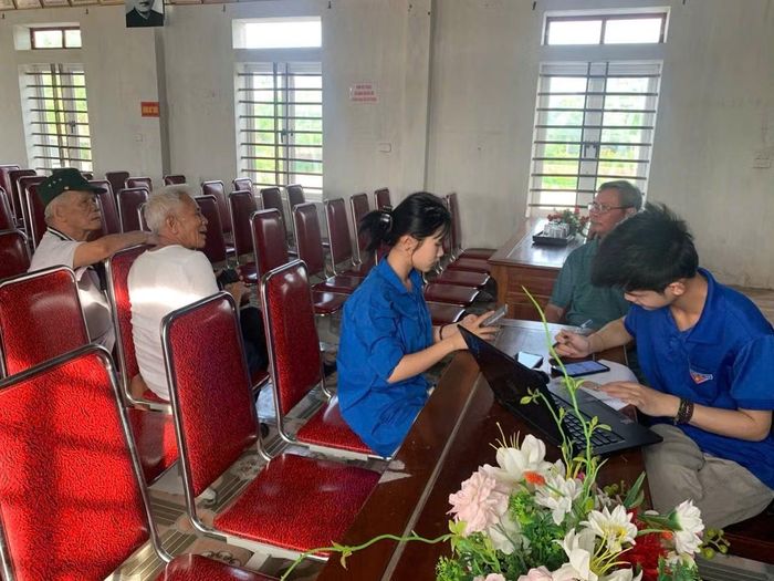 Tại Cẩm Xuyên, đoàn viên thanh niên đã tích cực tham gia hỗ trợ chuyển đổi số tại các thôn, hướng dẫn người dân cài đặt và sử dụng các ứng dụng số, dịch vụ công trực tuyến, thanh toán không dùng tiền mặt và cập nhật thông tin trên các nền tảng số.
