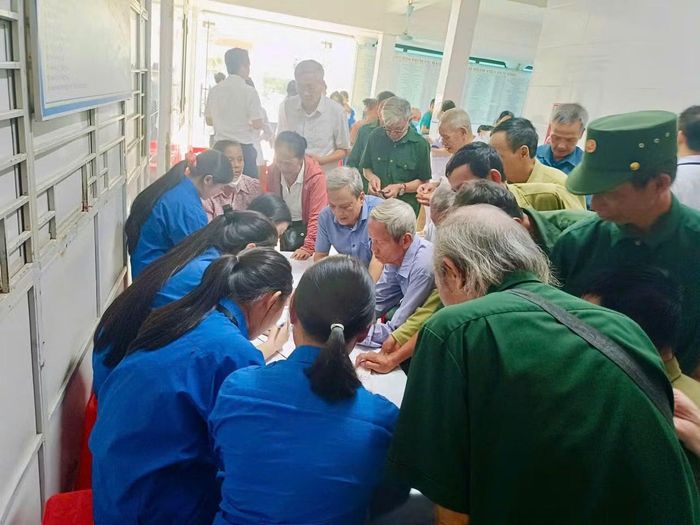 Tại xã Đức Thọ, đoàn viên thanh niên cũng tích cực tham gia hỗ trợ chương trình khám bệnh, cấp phát thuốc miễn phí cho người có công, gia đình chính sách và các hộ có hoàn cảnh khó khăn trên địa bàn.