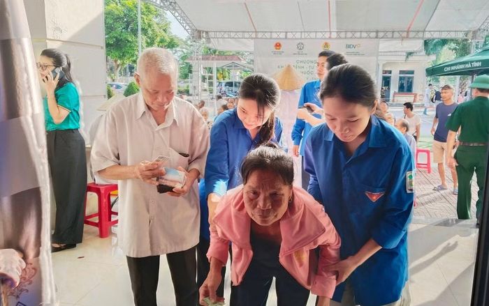  Sáng ngày 17/5, UBND xã Tứ Mỹ phối hợp với Bệnh viện Bạch Mai và UBND tỉnh Hà Tĩnh tổ chức chương trình khám bệnh, tư vấn sức khỏe, cấp phát thuốc và tặng quà miễn phí cho 500 đối tượng là người có công, đối tượng chính sách và Nhân dân trên địa bàn. Tại chương trình, đông đảo đoàn viên thanh niên đã tích cực tham gia hỗ trợ công tác hướng dẫn, tiếp đón và phục vụ người dân, góp phần lan tỏa tinh thần tình nguyện, trách nhiệm vì cộng đồng. 