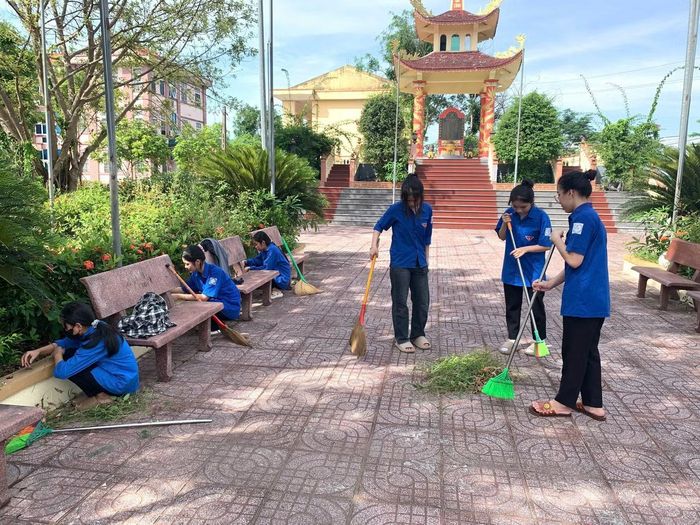 Tại xã Cẩm Bình, đoàn viên thanh niên đã tổ chức ra quân dọn dẹp vệ sinh, chỉnh trang khuôn viên Nghĩa trang Liệt sĩ. Các bạn trẻ tiến hành quét dọn, nhổ cỏ, chăm sóc cây xanh và lau chùi phần mộ các anh hùng liệt sĩ, thể hiện lòng biết ơn, tri ân sâu sắc đối với các thế hệ cha anh đã hy sinh vì độc lập, tự do của Tổ quốc.