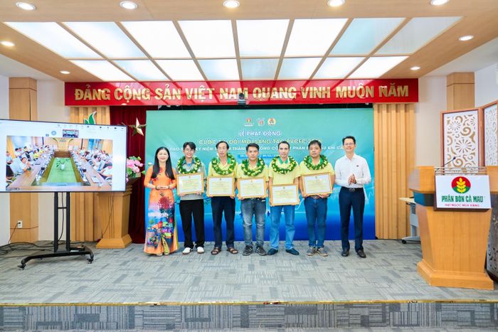 Đại diện Ban lãnh đạo trao giải đến tác giả, nhóm tác giả có thành tích xuất sắc trong phong trào thi đua Xanh Sạch Đẹp, bảo đảm an toàn vệ sinh lao động.