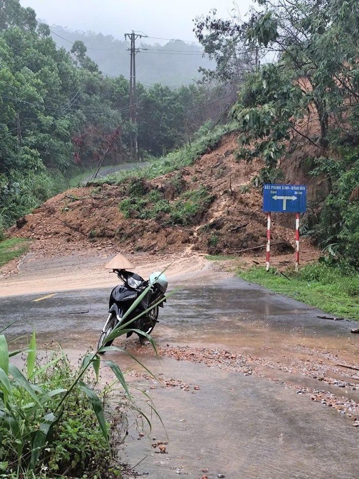Mưa to gây ngập lụt, sạt lở, gãy đổ cột điện trên địa bàn xã Quảng Đức.