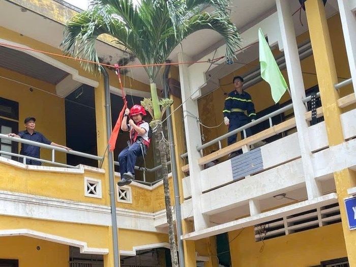 Tổ chức tuyên truyền tại trường học góp phần nâng cao nhận thức, kỹ năng ứng phó sự cố cho học sinh ngay từ sớm.