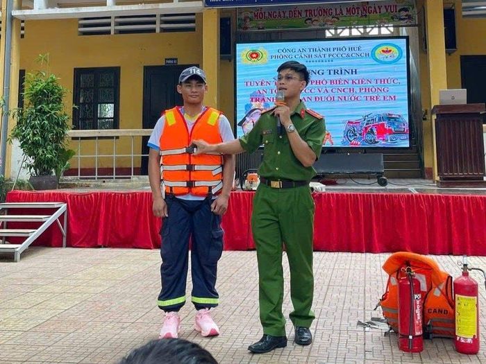 Hướng dẫn, tuyên truyền phòng chống đuối nước cho các em học sinh.