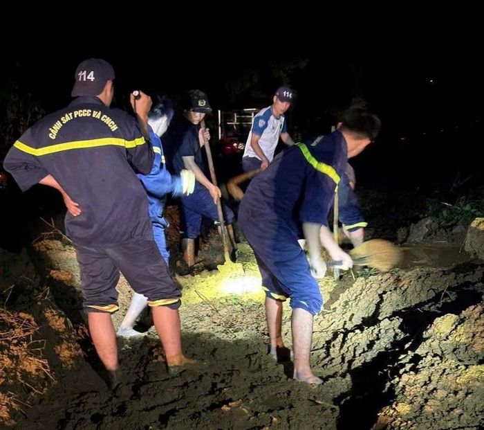 Phòng Cảnh sát PCCC và CNCH Công an tỉnh nhận được tin báo về việc người dân bị mắc kẹt do mưa lớn gây ngập lụt tại xóm Bản Thuộc, xã Lý Quốc.