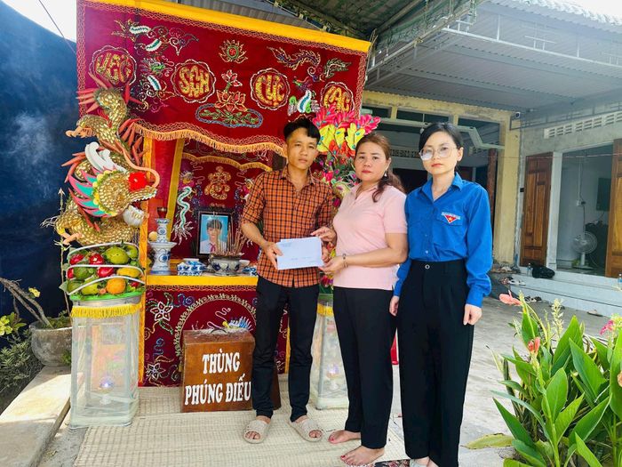 Đại diện chính quyền địa phương thăm hỏi gia đình các nạn nhân.