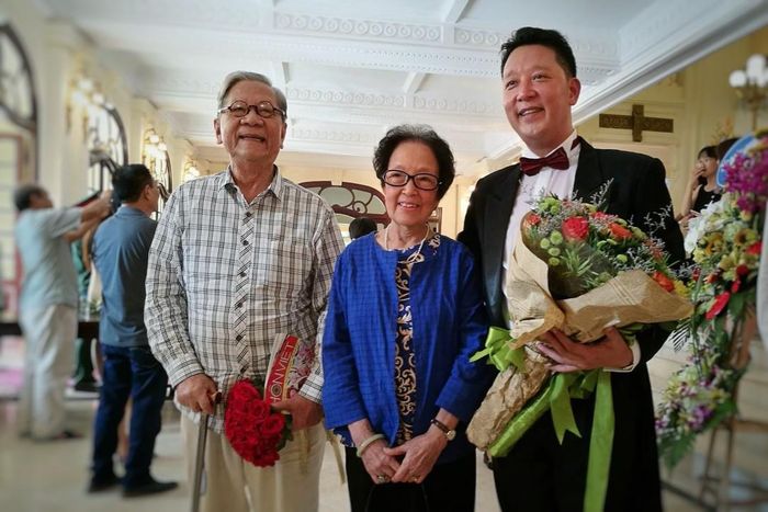 Nhạc trưởng Lê Phi Phi và bố mẹ sau buổi hòa nhạc 'Điều còn mãi' của Báo VietNamNet. 