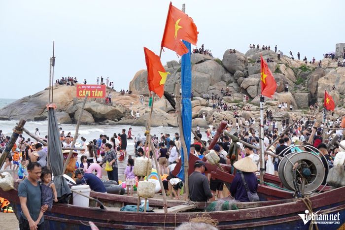 Khu vực làng chài dưới chân đền Độc Cước được nhiều du khách lựa chọn mua hải sản