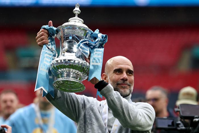 Pep Guardiola có chiếc cúp thứ 20 tại Anh. Ảnh: EFE
