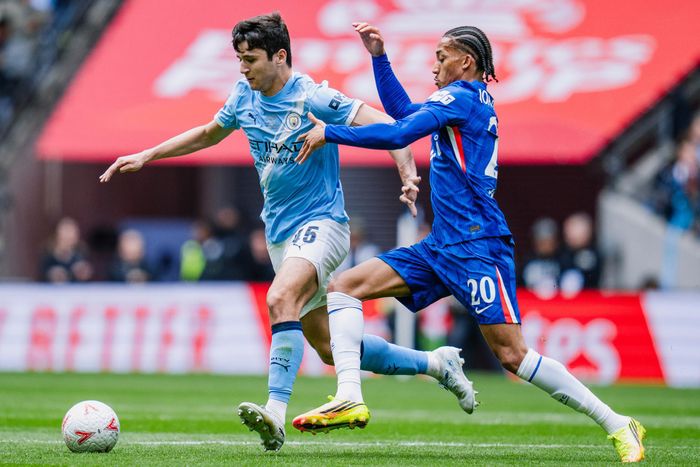 Hiệp 1 trận chung kết rất chặt chẽ. Ảnh: MCFC