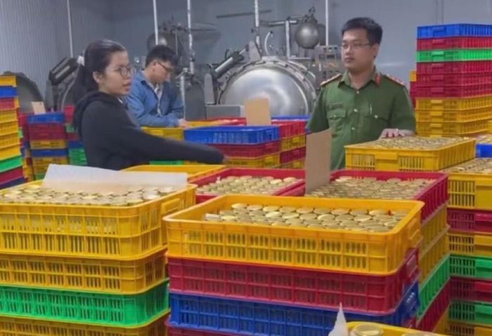 Cơ quan chức năng thu giữ sản phẩm. Ảnh: CATN.