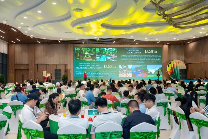 Văn phòng bán hàng Vinhomes Global Gate Hạ Long đông nghịt khách đến thăm quan, tìm hiểu dự án