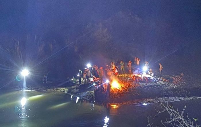  Trong đêm tối, lực lượng chức năng và người dân vẫn tích cực tìm kiếm các nạn nhân.
