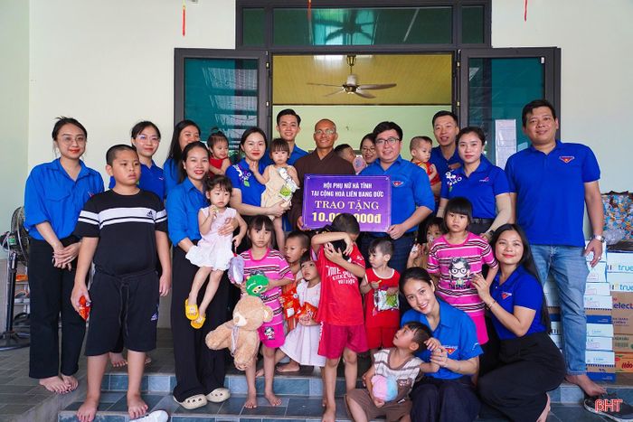 Dịp này, các đơn vị đã trao tặng quà gồm tiền mặt và hiện vật với tổng trị giá 25 triệu đồng.