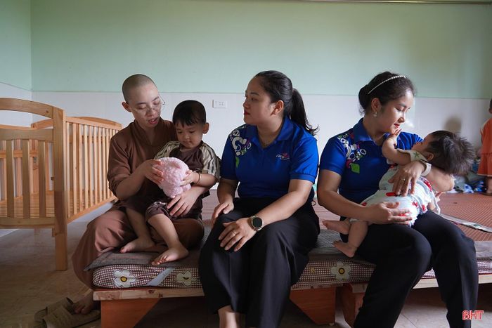 Đại diện các đơn vị đã ân cần thăm hỏi sức khỏe các em nhỏ. Những câu chuyện giản dị nhưng đầy xúc động về hành trình nuôi dạy các em tại chùa đã để lại nhiều cảm xúc trong lòng các thành viên trong đoàn.