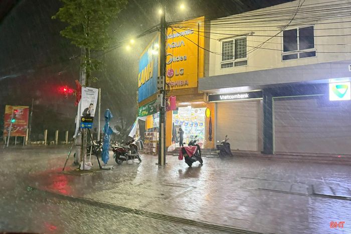 Mưa lớn tại xã Cẩm Xuyên trong đêm 17/5.