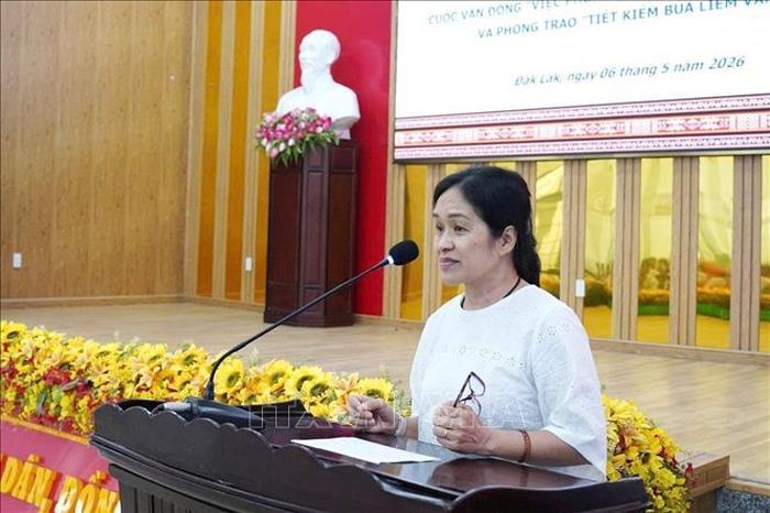 Gia đình bà Hồ Thị Minh Thảo, tổ dân phố 1, phường Ea Kao, tỉnh Đắk Lắk tự nguyện, tiên phong hiến đất mặt tiền tại buổi Lễ phát động cuộc vận động. Ảnh: TTXVN phát