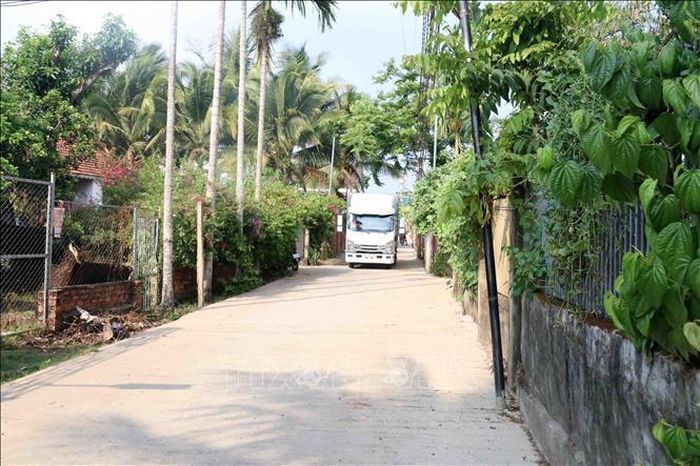 Người dân tổ dân phố 5, phường Ea Kao, tỉnh Đắk Lắk đã hiến đất, góp tiền, góp sức để bê tông hóa 200m đường Ông Ích Khiêm. Ảnh: Hoài Thu/TTXVN