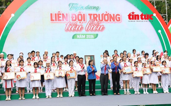 Lãnh đạo TP Hồ Chí Minh trao bằng khen cho các liên đội trưởng tiêu biểu tại chương trình.