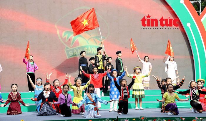Các đội viên, thiếu nhi Thành phố thực hiện các tiết mục văn nghệ chào mừng 85 năm Ngày thành lập Đội Thiếu niên Tiền phong Hồ Chí Minh.