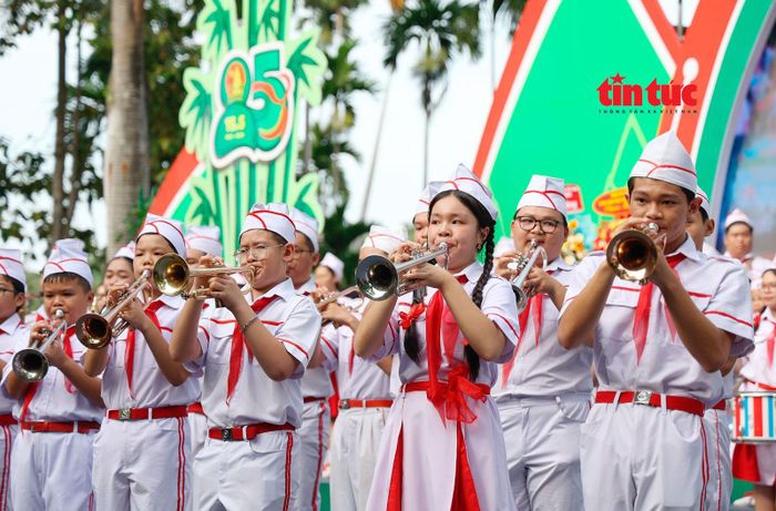 Tiết mục trống kèn “Rạng ngời trang sử Đội ta” do Đội Nghi lễ Nhà Thiếu nhi Thành phố biểu diễn.