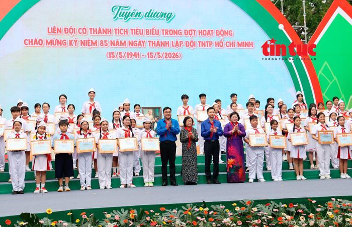 Trao bằng khen cho đại diện các liên đội có thành tích tiêu biểu tại chương trình.